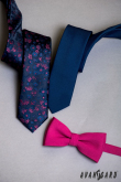 Ciemnoniebieski wąski krawat z kwiatowym wzorem w kolorze różowym - szerokość 5 cm