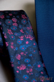 Ciemnoniebieski wąski krawat z kwiatowym wzorem w kolorze różowym - szerokość 5 cm